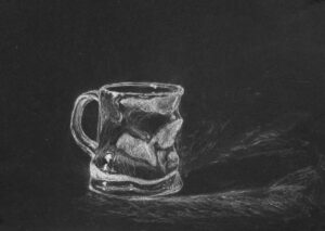 tasse-déformée-blanc-sur-fond-noir-1